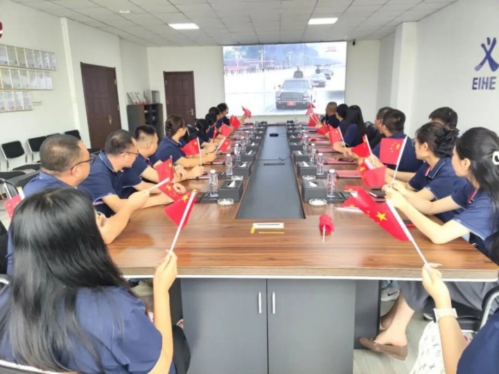 Ang pangkat ng istraktura ng bakal na bakal ay inayos ang pagtingin sa live na broadcast ng 93rd Military Parade