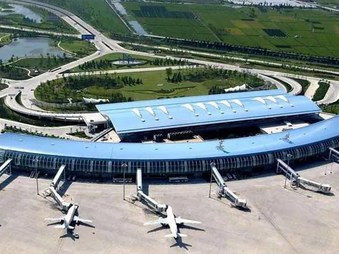 Terminal ng paliparan na may frame ng bakal