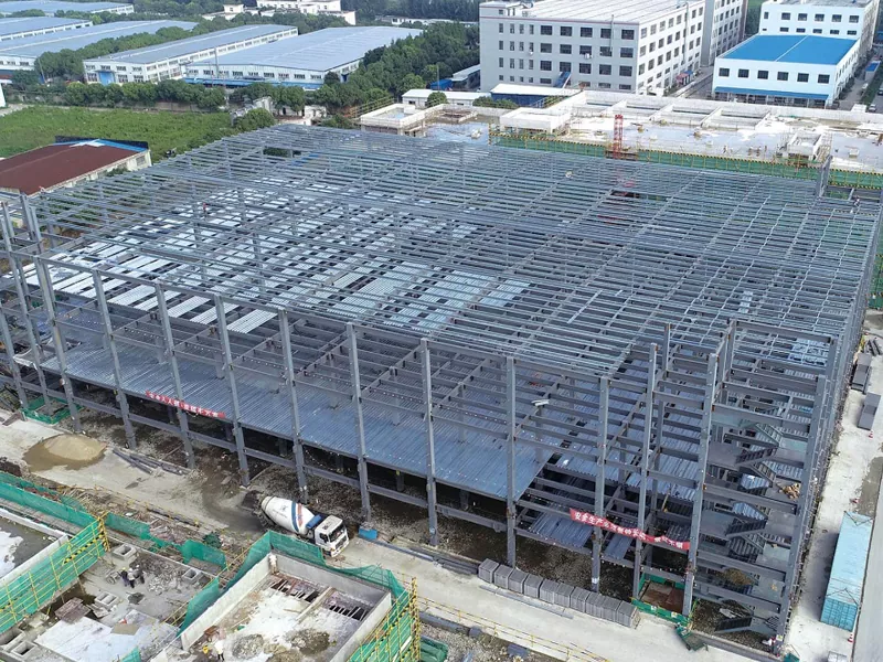 Ang mga bodega ng istraktura na may istraktura na prefabricated na istraktura ng bakal